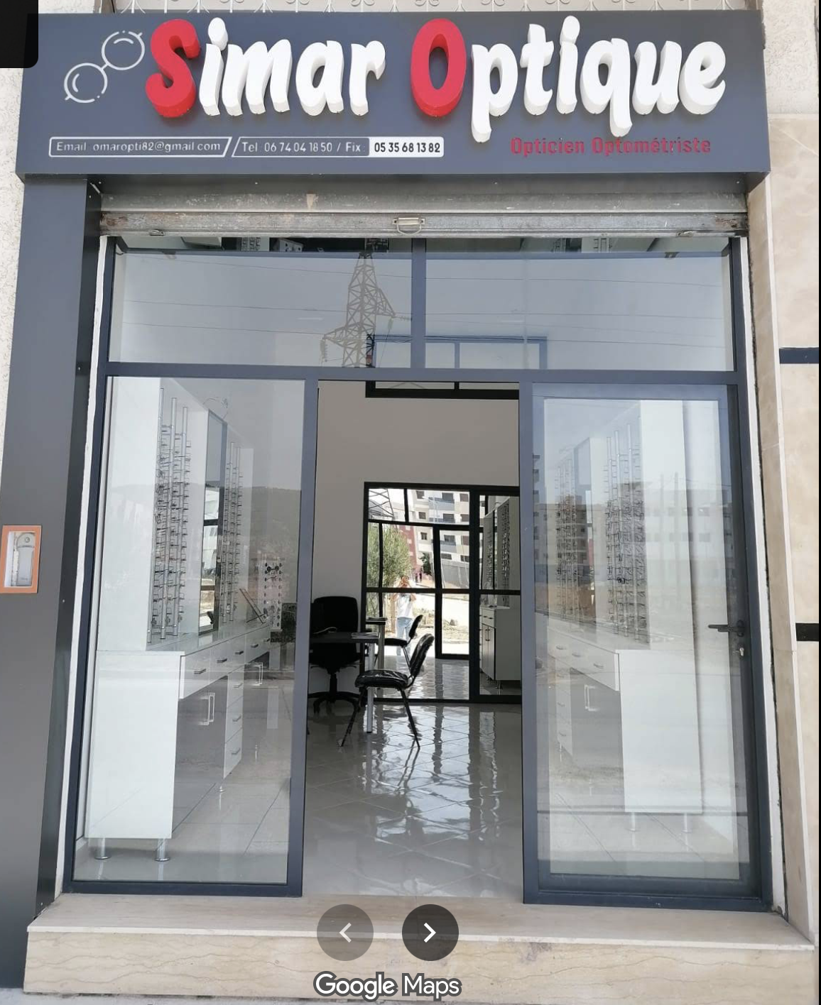 Intérieur de la boutique Simar Optique : présentoirs de montures et espace d'examen de vue