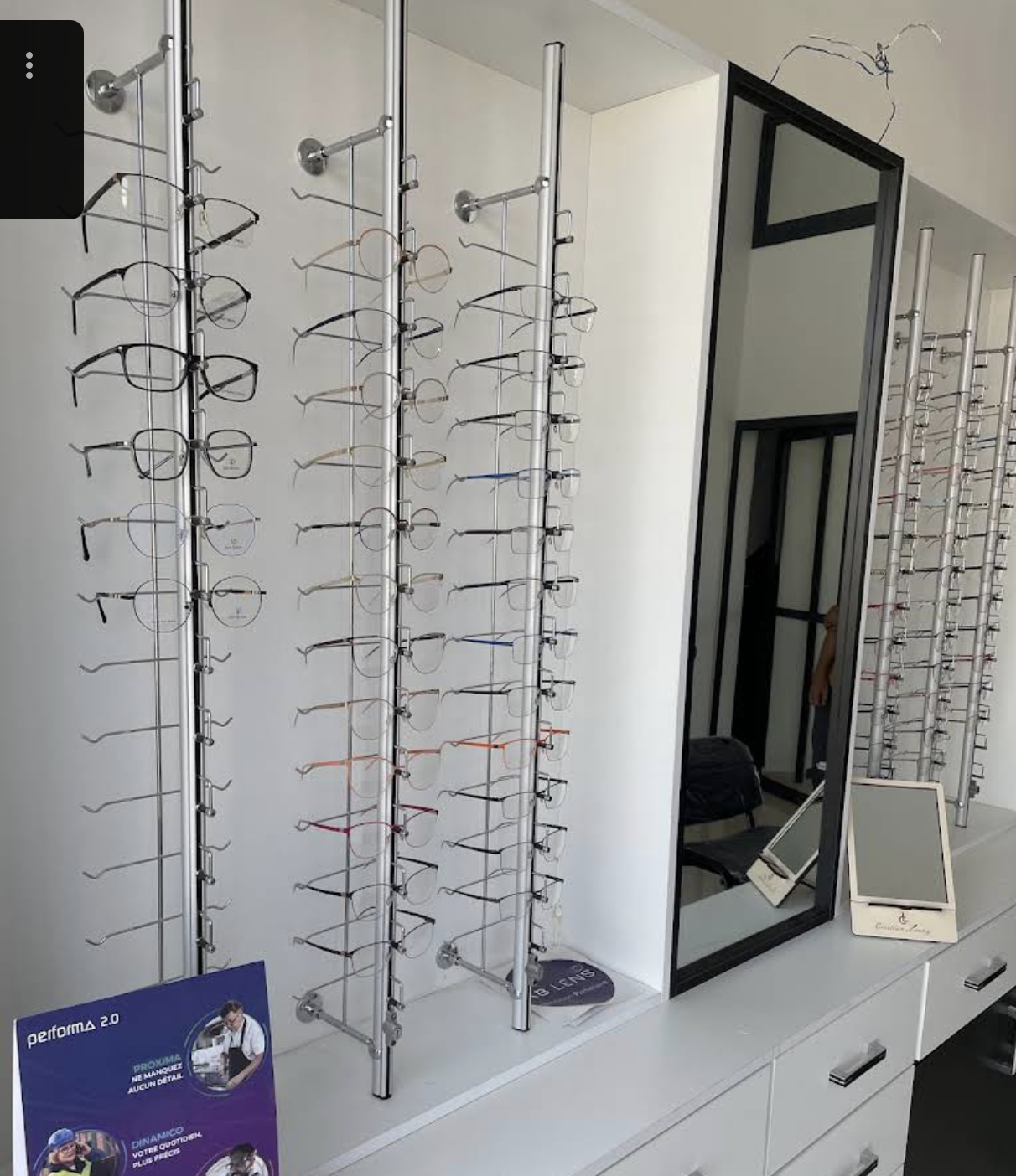 Vitrine de la boutique Simar Optique à Fès, quartier Imarja